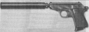 Пистолет Walther PPK, кроме калибра 7,65 мм, выпускался и других калибров — 5,6 мм; 6,35 мм и 9 мм К иг/. На рисунке показан 5,6-мм пистолет (под патрон .22LR) с глушителем, который применялся в спецслужбах Германии в предвоенный период и в ходе Второй ми Пистолет Walther PPK, кроме калибра 7,65 мм, выпускался и других калибров — 5,6 мм; 6,35 мм и 9 мм К иг/. На рисунке показан 5,6-мм пистолет (под патрон .22LR) с глушителем, который применялся в спецслужбах Германии в предвоенный период и в ходе Второй ми