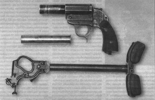 26-мм штурмовой пистолет Sturmpistole вкладного нарезного ствола позволяло использовать его как боевое и сигнальное оружие 26-мм штурмовой пистолет Sturmpistole вкладного нарезного ствола позволяло использовать его как боевое и сигнальное оружие