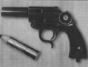 26-мм боевой пистолет KmP Z. Клеймо Z указывало, что это оружие, при внешнем сходстве с сигнальным,имело другое назначение. Оно использовалось для поражения живой силы и бронетехники противника. 26-мм боевой пистолет KmP Z. Клеймо Z указывало, что это оружие, при внешнем сходстве с сигнальным,имело другое назначение. Оно использовалось для поражения живой силы и бронетехники противника.
