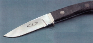 Нож Yoshi LV-100/MB. Рукоятка выпопнена из материала Micarta на льняной основе. Первоначально клинок был недоточен и имел уступ длиной 10 мм. После покупки этот выступ был устранён Нож Yoshi LV-100/MB. Рукоятка выпопнена из материала Micarta на льняной основе. Первоначально клинок был недоточен и имел уступ длиной 10 мм. После покупки этот выступ был устранён